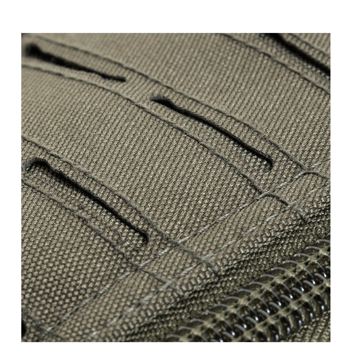 Nærbillede af M-Tac Large Assault Pack Rygsæk Laser Cut med MOLLE-fastgørelsessystem i laser cut design.