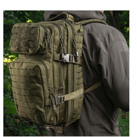 M-Tac Large Assault Pack ryggsekk Laser Cut med polstrede skulderstropper vist fra siden i naturlige utendørs omgivelser