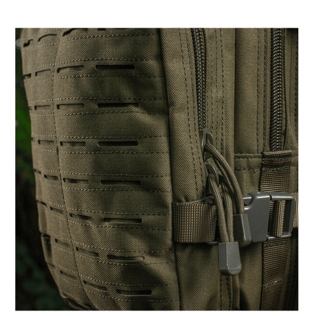 M-Tac Large Assault Pack ryggsekk Laser Cut med glidelås og MOLLE-festesystem, detalj av sidelomme.