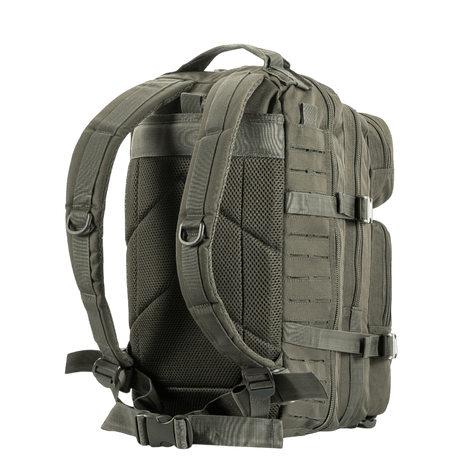 M-Tac Large Assault Pack ryggsekk Laser Cut, militær ryggsekk med MOLLE-system og polstrede skulderstropper, sett bakfra.