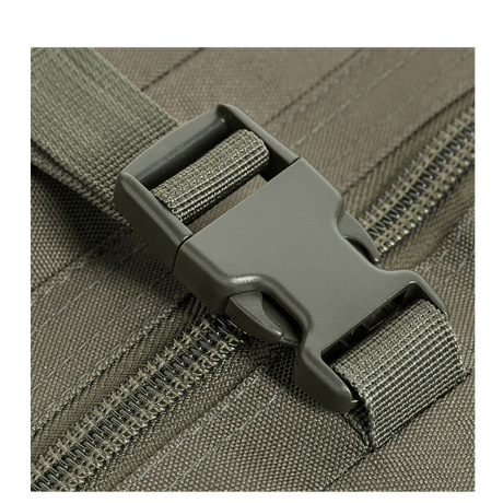 Detaljbilde av M-Tac Large Assault Pack ryggsekk Laser Cut med spenne og glidelåser.