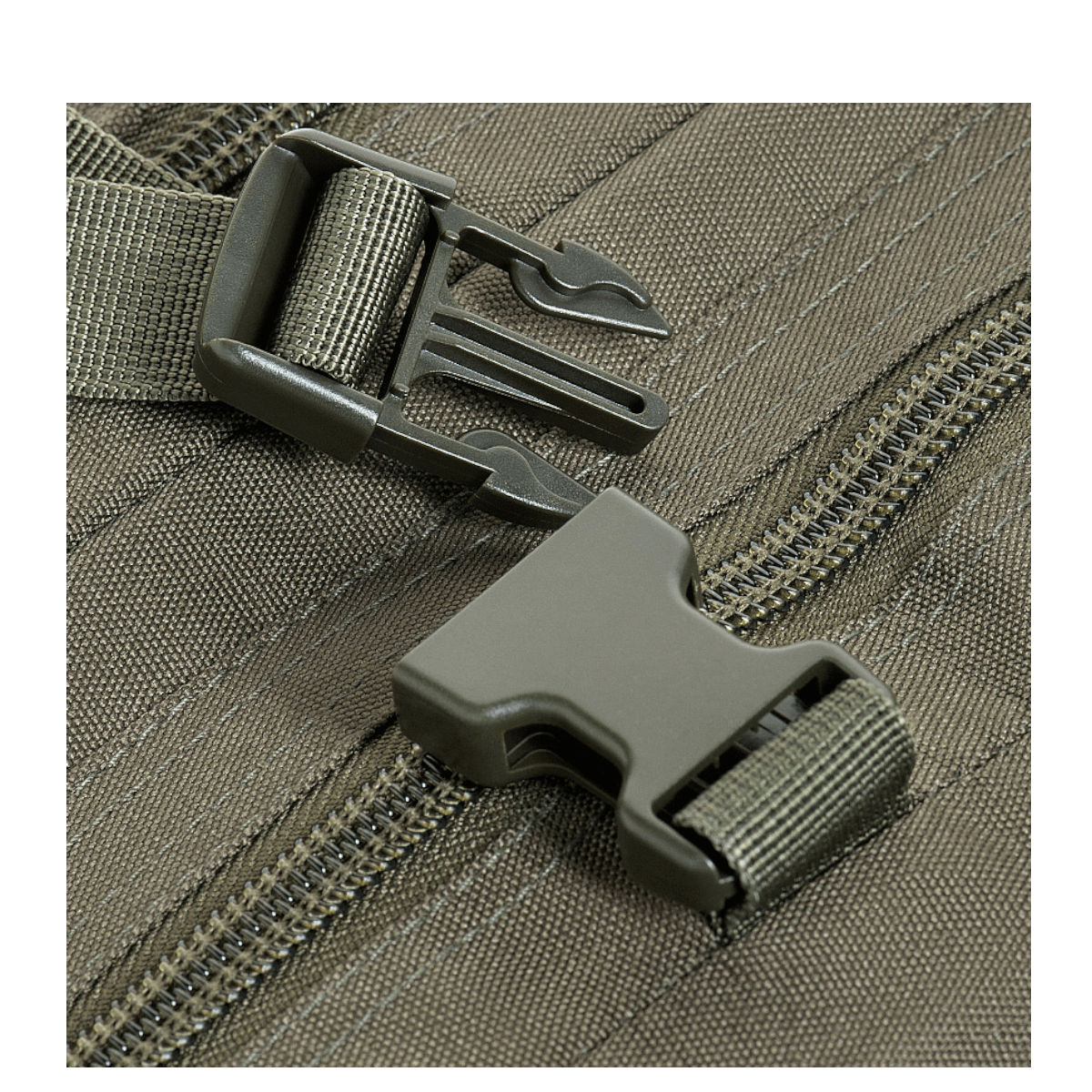 Detalje af lynlåslomme og spænde på M-Tac Large Assault Pack Rygsæk Laser Cut. Robust design med laser cut teknologi.