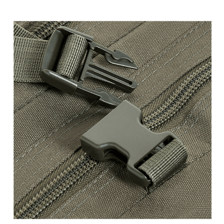 Nærbilde av en spenne og glidelåser på M-Tac Large Assault Pack ryggsekk Laser Cut med MOLLE-festesystem.