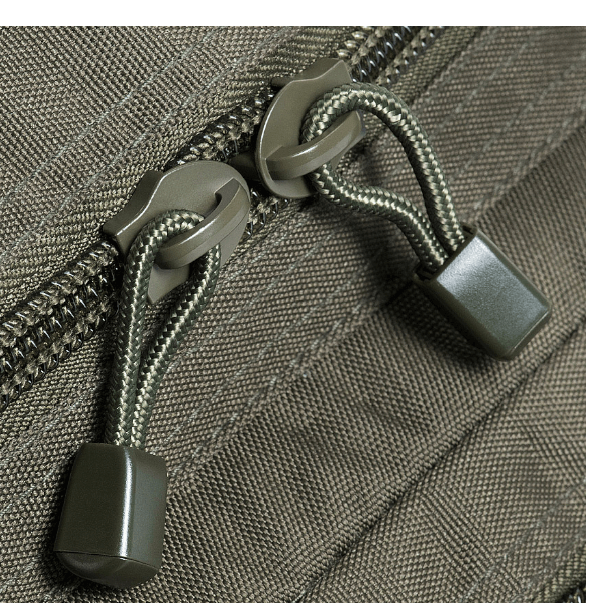 Nærbillede af lynlåse på M-Tac Large Assault Pack Rygsæk Laser Cut, der viser kvalitetsdetaljer og funktionalitet.