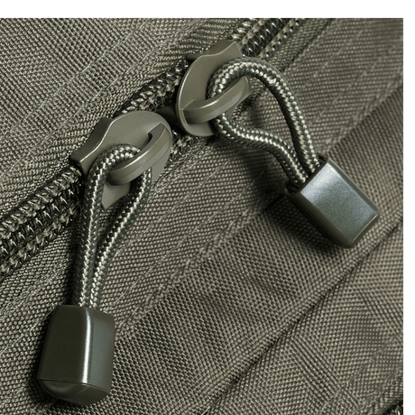 Nærbilde av glidelåser på M-Tac Large Assault Pack ryggsekk Laser Cut med robust konstruksjon og MOLLE-system.