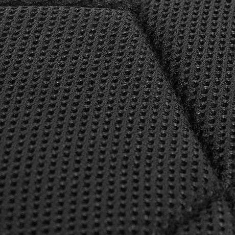 Nærbilde av pustende mesh-materiale på M-Tac Assault Pack Laser Cut-rygg for økt komfort.