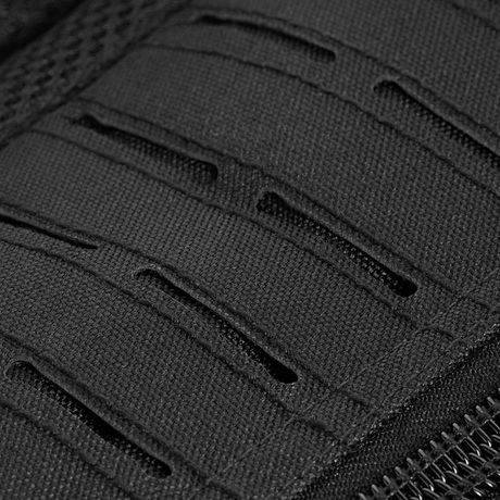 Nærbilde av MOLLE-systemet på M-Tac Assault Pack Laser Cut, en robust ryggsekk for utendørs bruk med ekstra utstyrsplass.