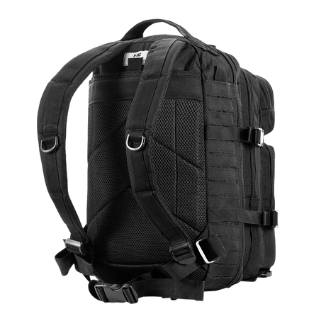 M-Tac Assault Pack Laser Cut sett bakfra med justerbare skulderstropper, myk polstring og MOLLE-system, ideell for by eller korte fotturer.