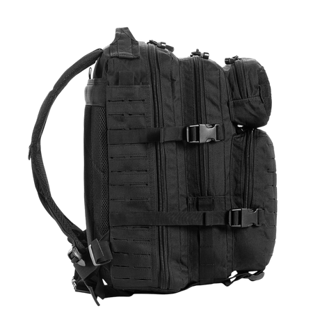 M-Tac Assault Pack Laser Cut-ryggsekk, svart, robust polyester med MOLLE-system, sett fra siden med justerbare stropper og glidelåslommer.
