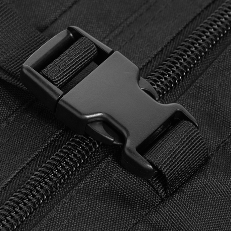 Nærbilde av glidelåsstropp på M-Tac Assault Pack Laser Cut, robust stoff og spenner, essensen av holdbarhet og funksjonalitet.