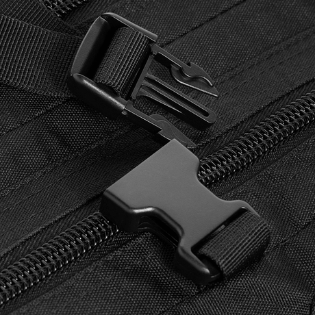 M-Tac Assault Pack Laser Cut spenne- og glidelåsdetaljer i svart polyester.