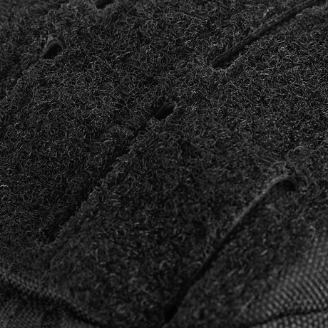 Detalj av M-Tac Assault Pack Laser Cut med MOLLE-system i robust polyester.