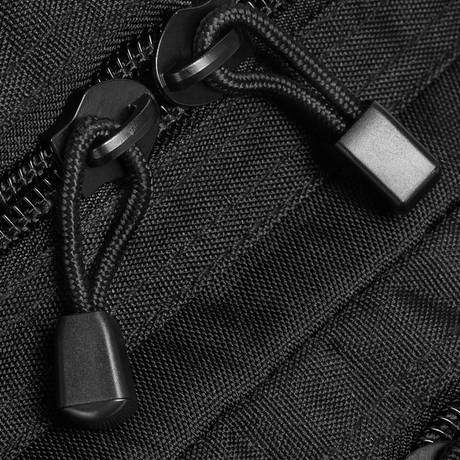 Nærbilde av glidelås på M-Tac Assault Pack Laser Cut, robust polyesterdesign med glidelåsstropper for holdbarhet.