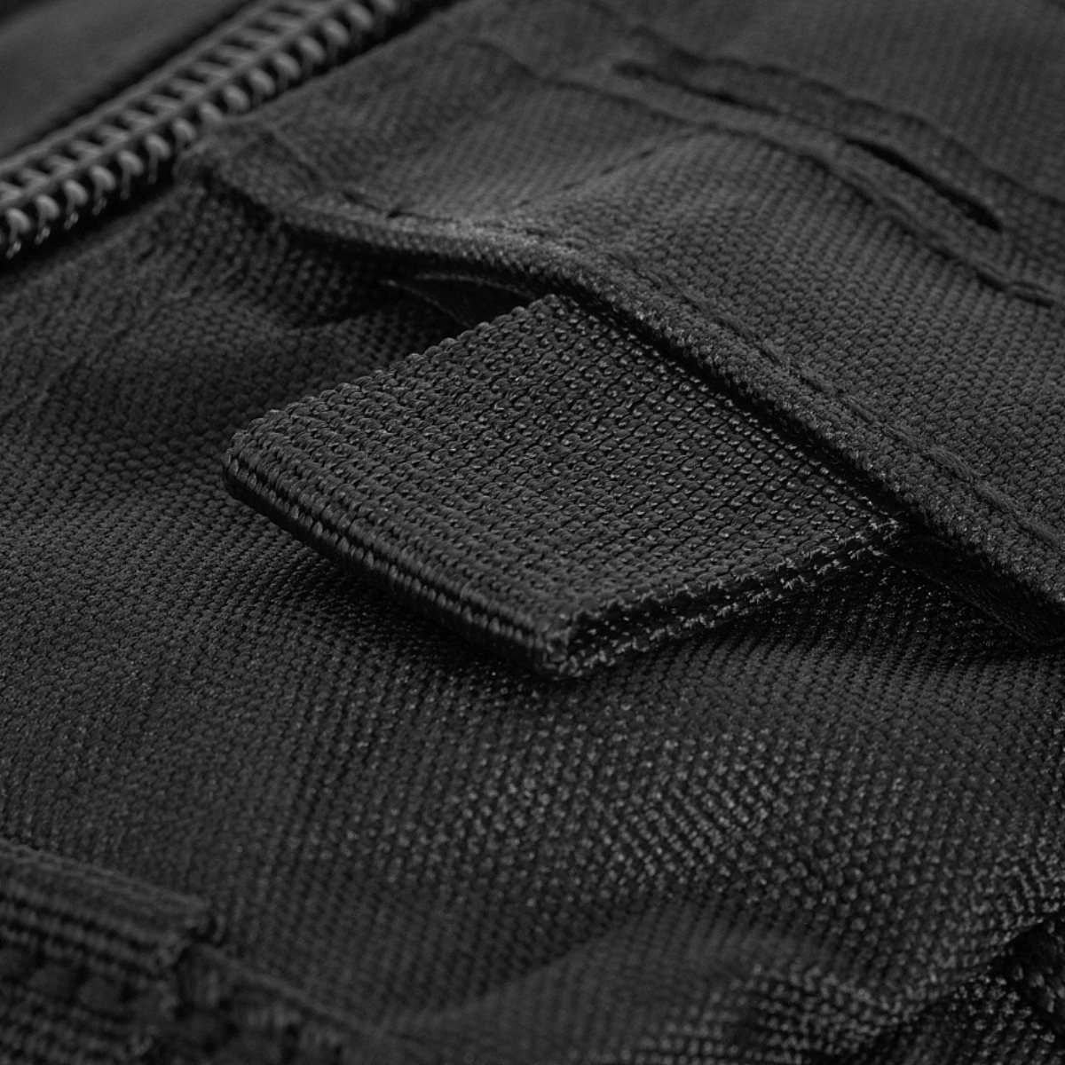 M-Tac Assault Pack Laser Cut med robust polyester og MOLLE-systemdetalje set tæt på, ideel til bybrug og korte vandreture.