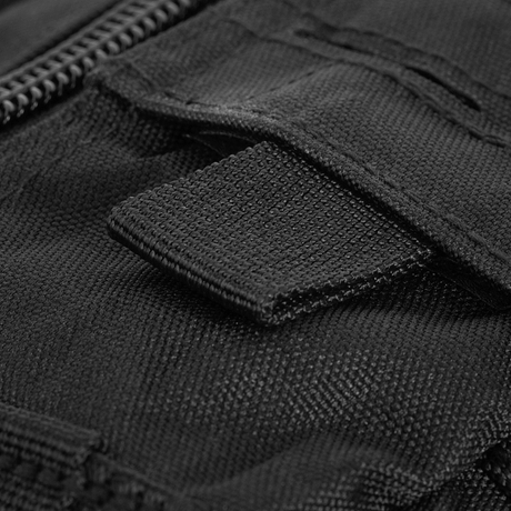 Nærbilde av M-Tac Assault Pack Laser Cut glidelåsstropp og slitesterkt polyesterstoff.