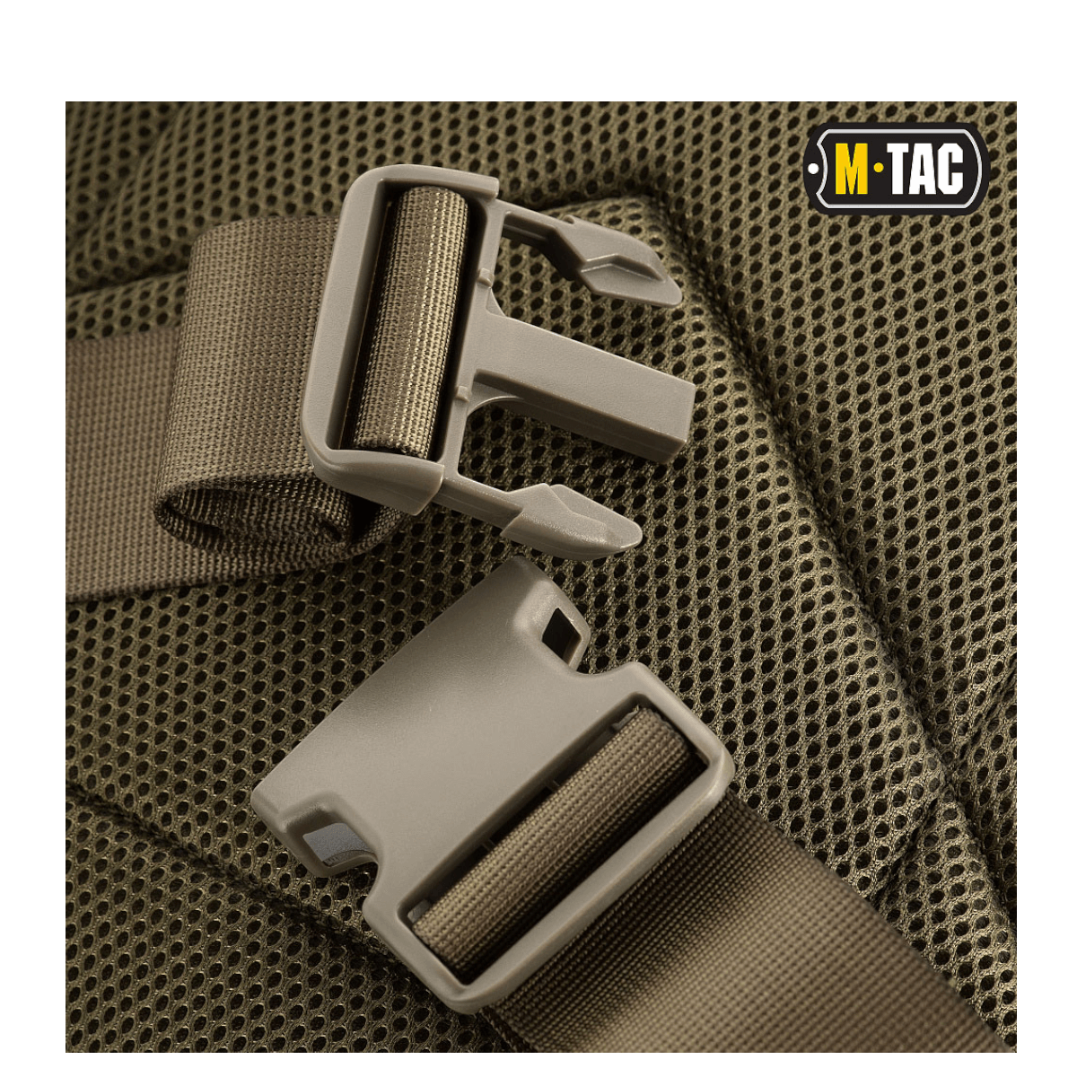 Detalje af justerbare stropper på M-Tac Large Assault Pack Rygsæk med MOLLE-system, ideel til by- og vandreture.