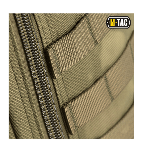 Nærbilde av M-Tac Large Assault Pack ryggsekk med MOLLE-system og glidelåsdetaljer.