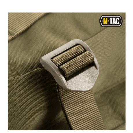 Detalj av M-Tac Large Assault Pack ryggsekk med MOLLE-system og polstrede skulderremmer for komfortabel bæreevne.