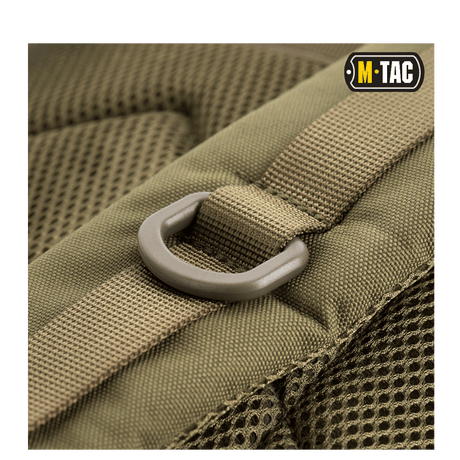 Detaljbilde av M-Tac Large Assault Pack ryggsekk med MOLLE-system og metallring.