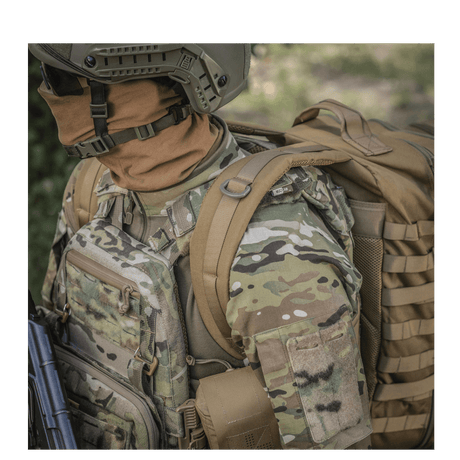 M-Tac Large Assault Pack ryggsekk med MOLLE-system og polstrede skulderremmer, sett på en person i kamuflasjeutstyr.