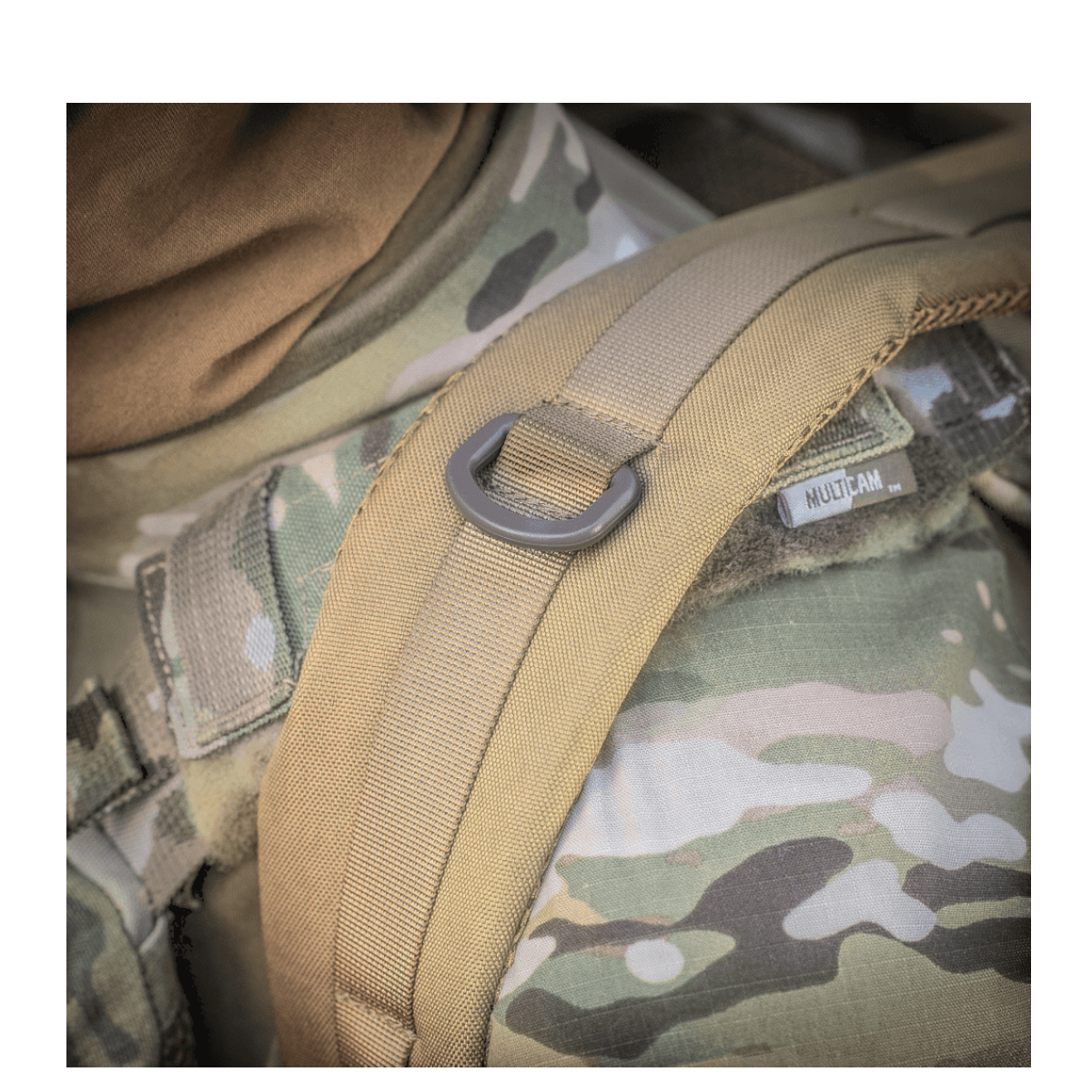 Detalje af M-Tac Large Assault Pack Rygsæk med polstret skulderrem og multicam-design for komfortabel bæring.