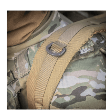 Brun kamuflasje skulderrem fra M-Tac Large Assault Pack ryggsekk, med polstret og justerbar stropp for komfortabel bæring.