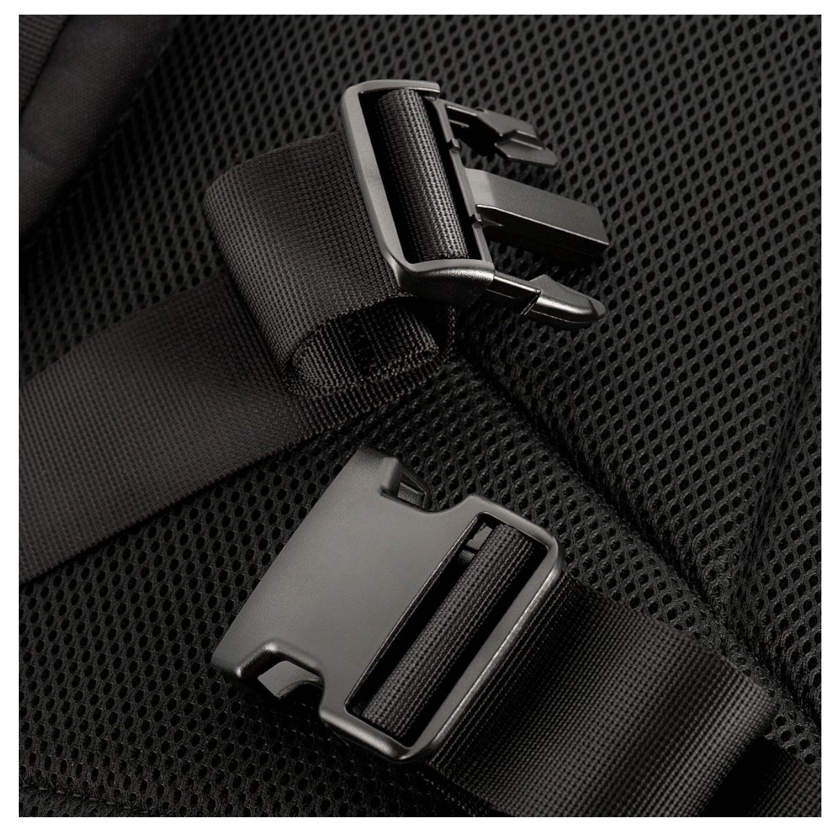 Nærbillede af spænder på M-Tac Large Assault Pack Rygsæk med justerbare skulderremme for komfortabel bæring.