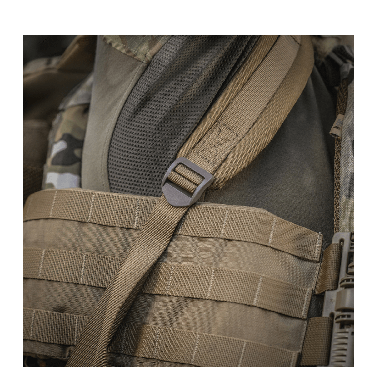 Detaljer af M-Tac Large Assault Pack Rygsæk med MOLLE-system og justerbare skulderremme, ideel til bybrug og vandreture.
