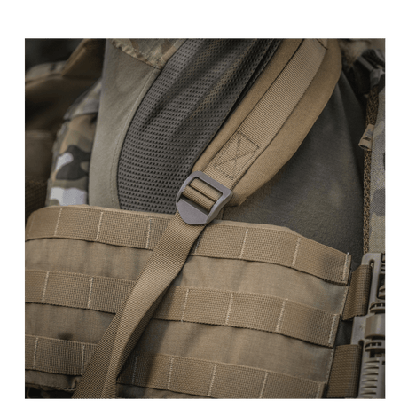 Brun M-Tac Large Assault Pack ryggsekk med MOLLE-system og justerbare skulderstropper, nærbilde av bærestroppen.