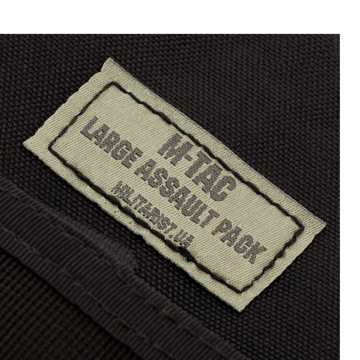 M-Tac Large Assault Pack Rygsæk etikette, sort baggrund, detaljeret syning. Robust design til alsidig brug.