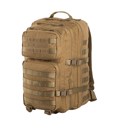 M-Tac Large Assault Pack ryggsekk med MOLLE-system, to store lommer, ekstra frontlommer og justerbare skulderremmer i brun farge.