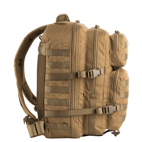 M-Tac Large Assault Pack ryggsekk i beige med MOLLE-system og flere glidelåslommer, perfekt for bybruk og korte turer.