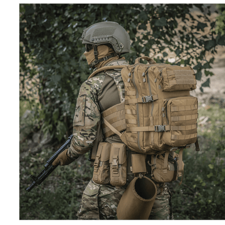 M-Tac Large Assault Pack ryggsekk med MOLLE-system, båret av en person i camouflageuniform under trær.