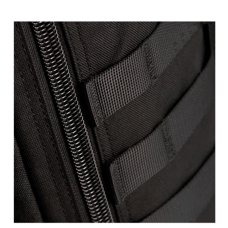 Detalj av M-Tac Large Assault Pack ryggsekk med glidelås og MOLLE-system i svart stoff.