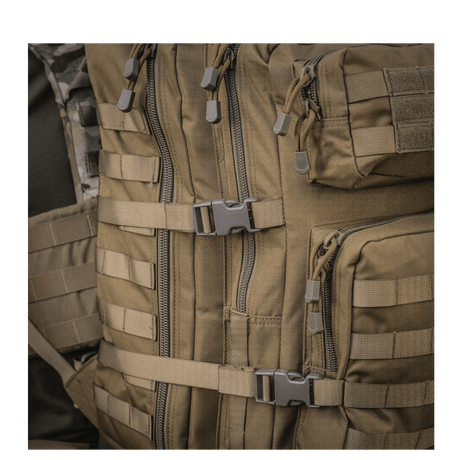 M-Tac Large Assault Pack ryggsekk med MOLLE-system, polstrede skulderremmer og flere glidelåslommer.