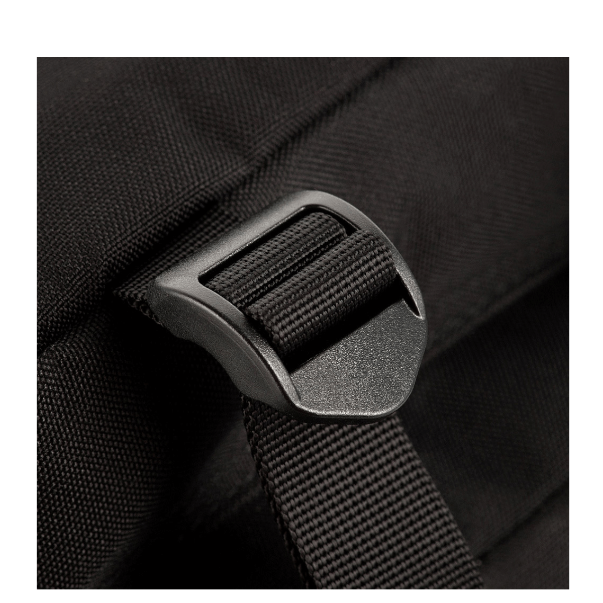 Nærbillede af spændet på M-Tac Large Assault Pack Rygsæk, sort stof og justerbare remme.