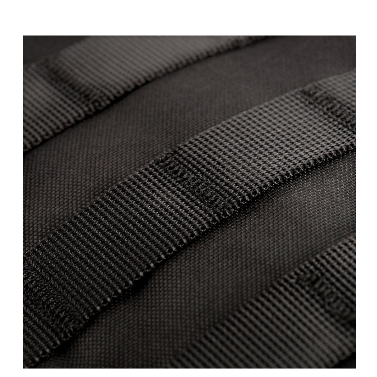 M-Tac Large Assault Pack Rygsæk med MOLLE-system i sort stof, tæt på detalje af strop