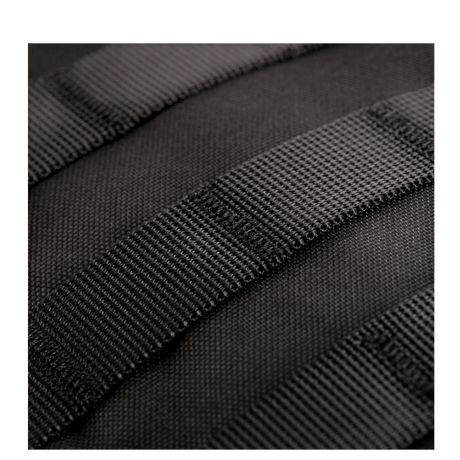 Detalj av MOLLE-systemet på M-Tac Large Assault Pack ryggsekk i svart materiale