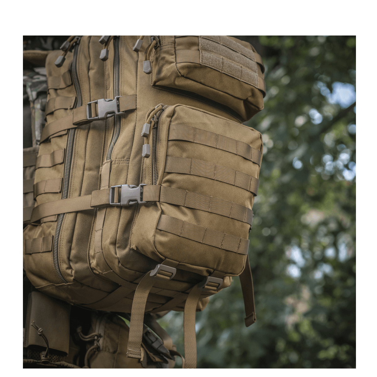 M-Tac Large Assault Pack Rygsæk med MOLLE-system, to hovedlommer og justerbare stropper, ideel til bybrug og korte vandreture.
