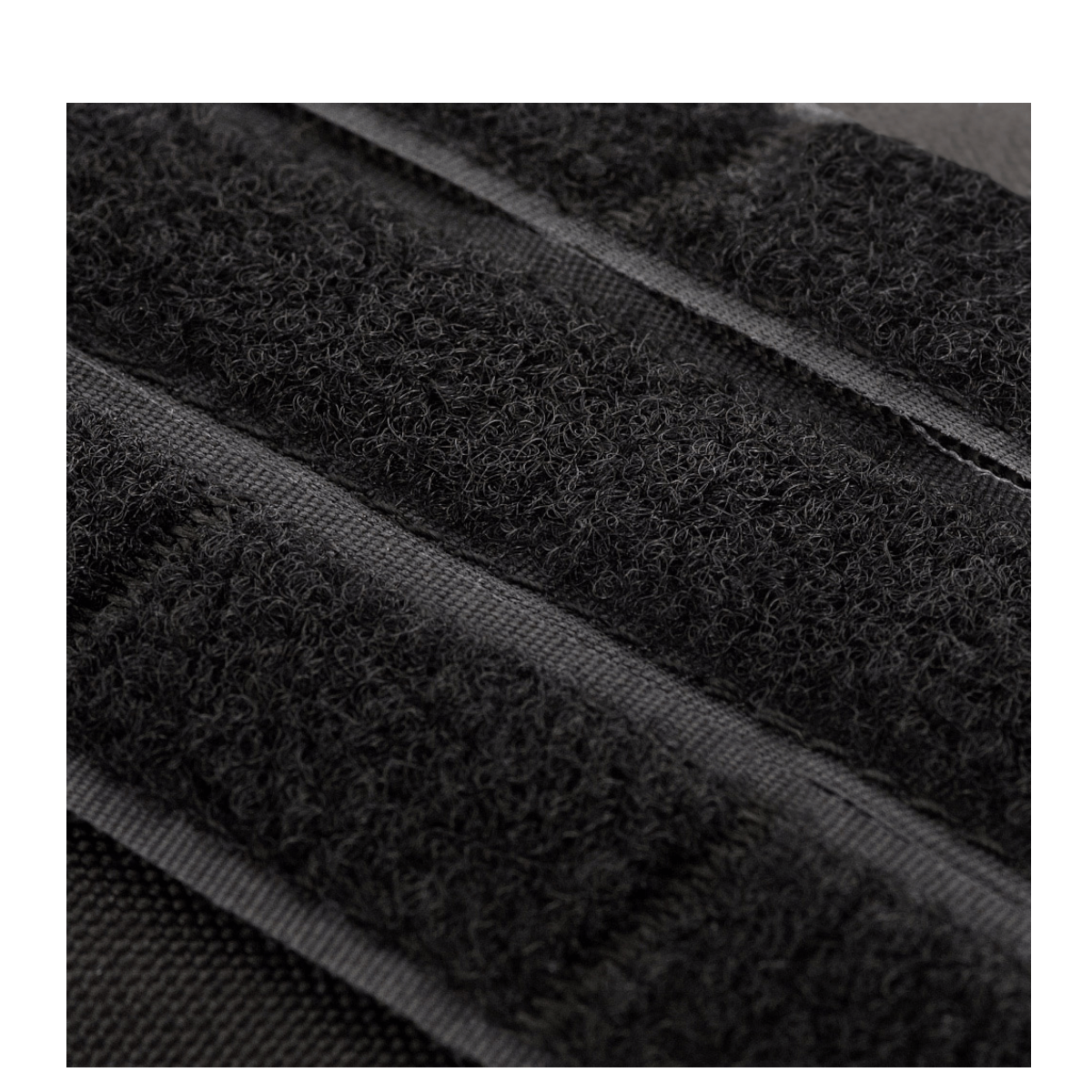 Detaljebillede af MOLLE-systemet på M-Tac Large Assault Pack Rygsæk, viser holdbare velcrobånd i sort design.