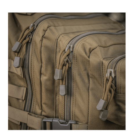 M-Tac Large Assault Pack ryggsekk med glidelåslommer og MOLLE-system, egnet for bybruk og turer.