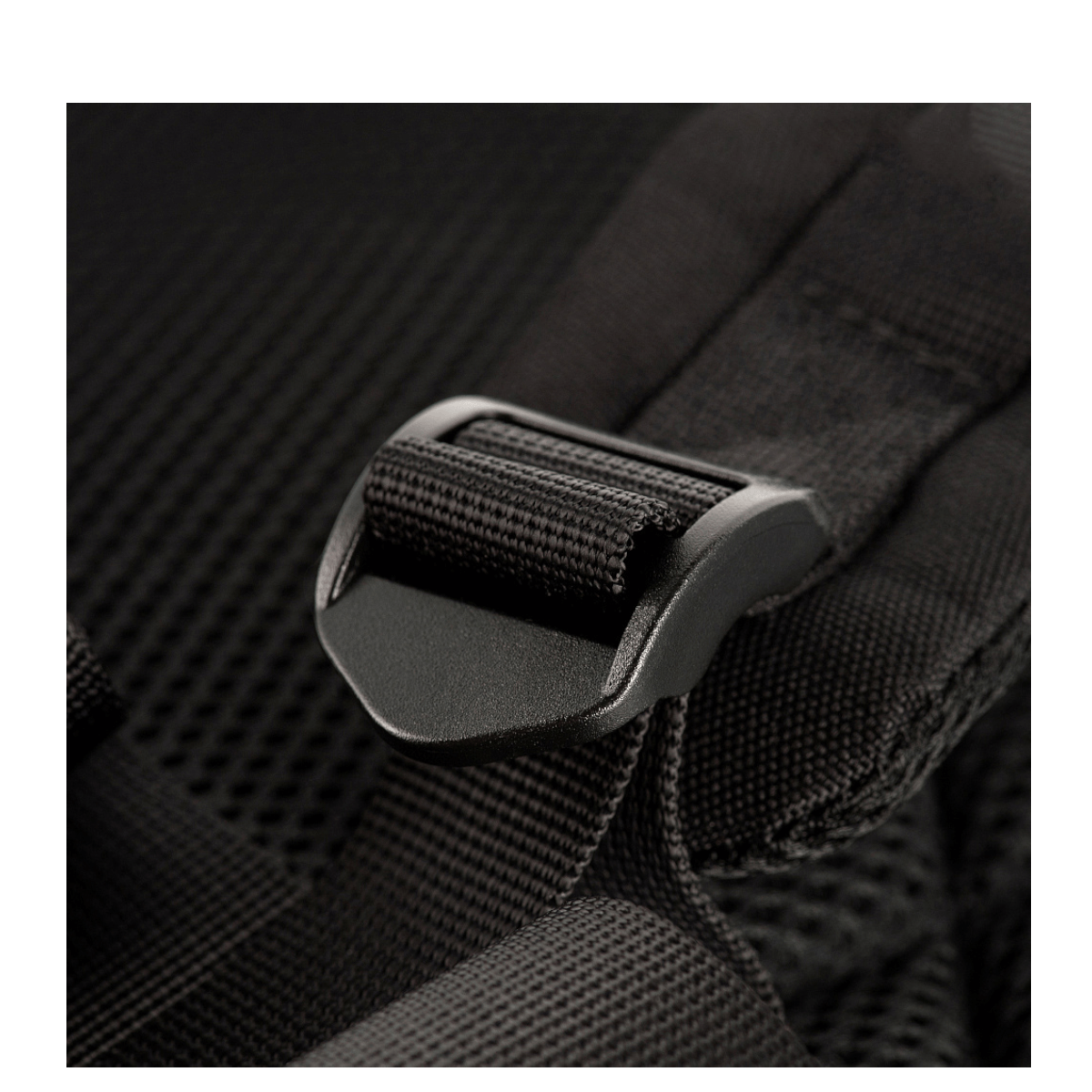 Nærbillede af justerbar skulderrem på M-Tac Large Assault Pack Rygsæk med polstring for øget komfort.