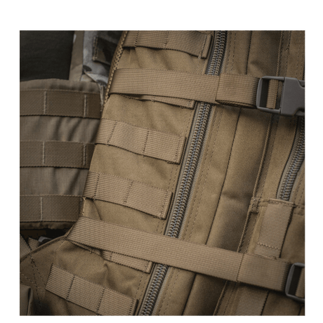 Nærbilde av M-Tac Large Assault Pack ryggsekk med MOLLE-system i beige farge.
