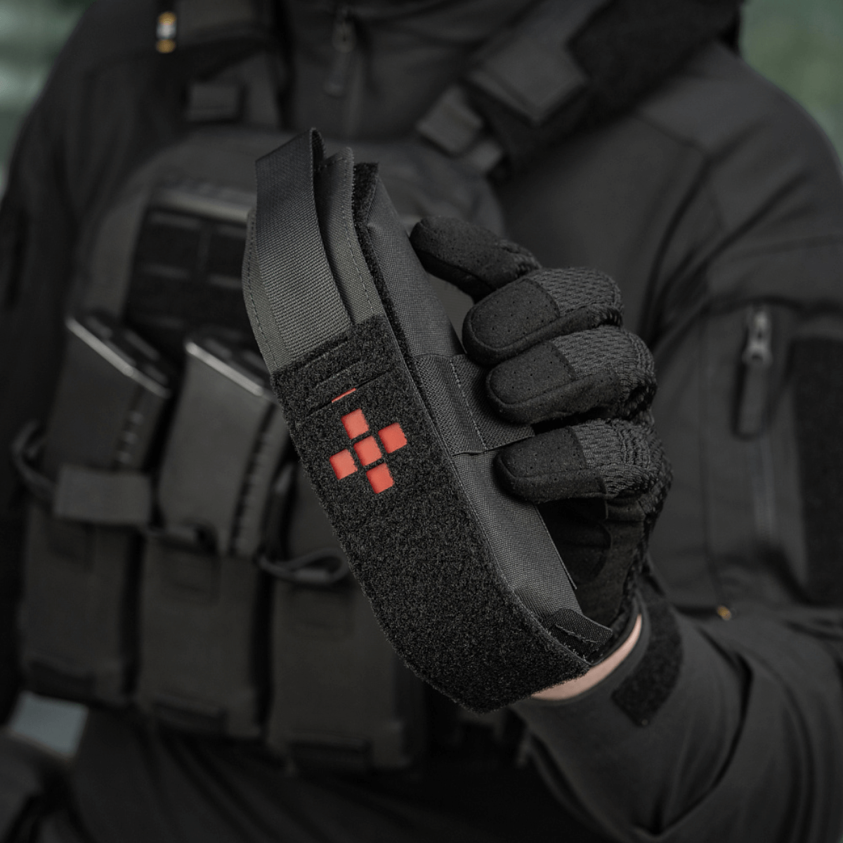 M-Tac Lomme til Tourniquet Closed i brug, designet til pålidelig beskyttelse i nødsituationer.