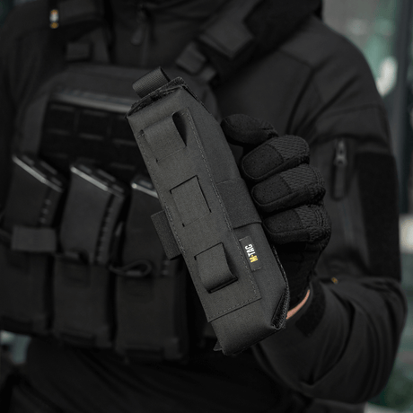 M-Tac lomme til Tourniquet Closed i robust, slitesterkt materiale med MOLLE-kompatibilitet, galleri posisjon 1, for profesjonell førstehjelp og kroppsbeskyttelse.