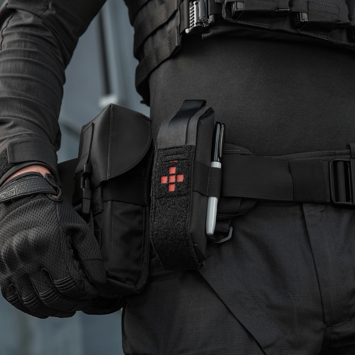 M-Tac Lomme til Tourniquet Closed fastgjort til taktisk bælte, designet til at sikre tourniquet i nødsituationer