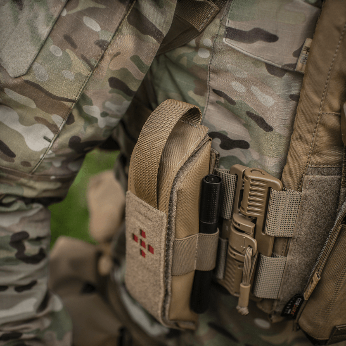 M-Tac Lomme til Tourniquet Closed i brug på taktisk uniform under feltøvelse