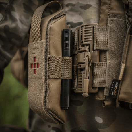M-Tac lomme til Tourniquet Closed i robust Cordura nylon med borrelås og medisinsk emblem, galleri posisjon 1, for taktisk førstehjelp.