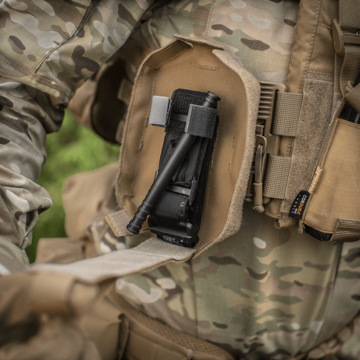 M-Tac Lomme til Tourniquet Closed monteret på taktisk vest i camouflage design