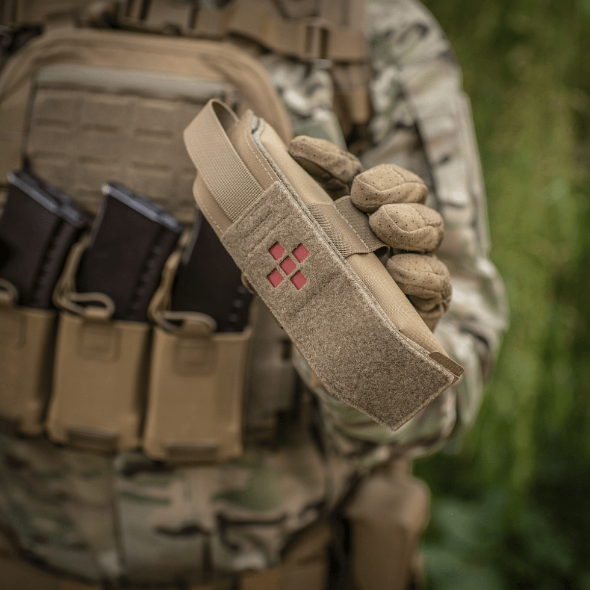 M-Tac Lomme til Tourniquet Closed i brug som en del af førstehjælpsudstyr til beredskab og sikkerhed i felten.